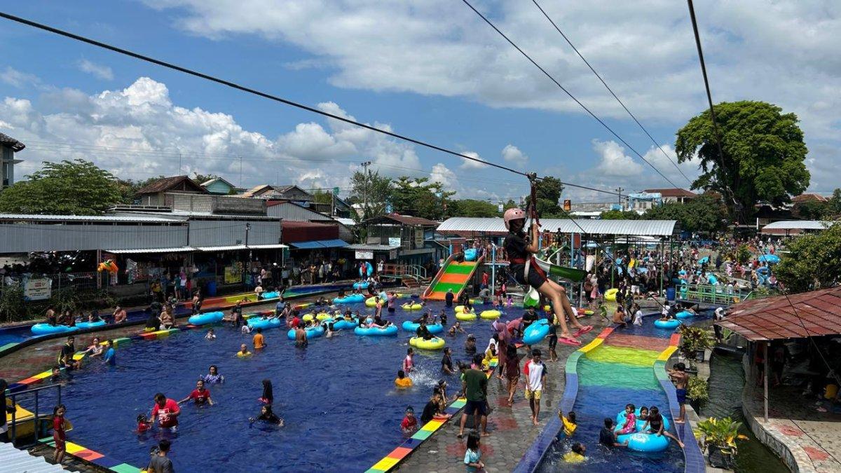 LIBUR LEBARAN KLATEN - Kolam dipenuhi pengunjung saat libur panjang Lebaran Umbul Pelem di Desa Wunut, Kecamatan Tulung, Klaten, Rabu (2/4/2025).
