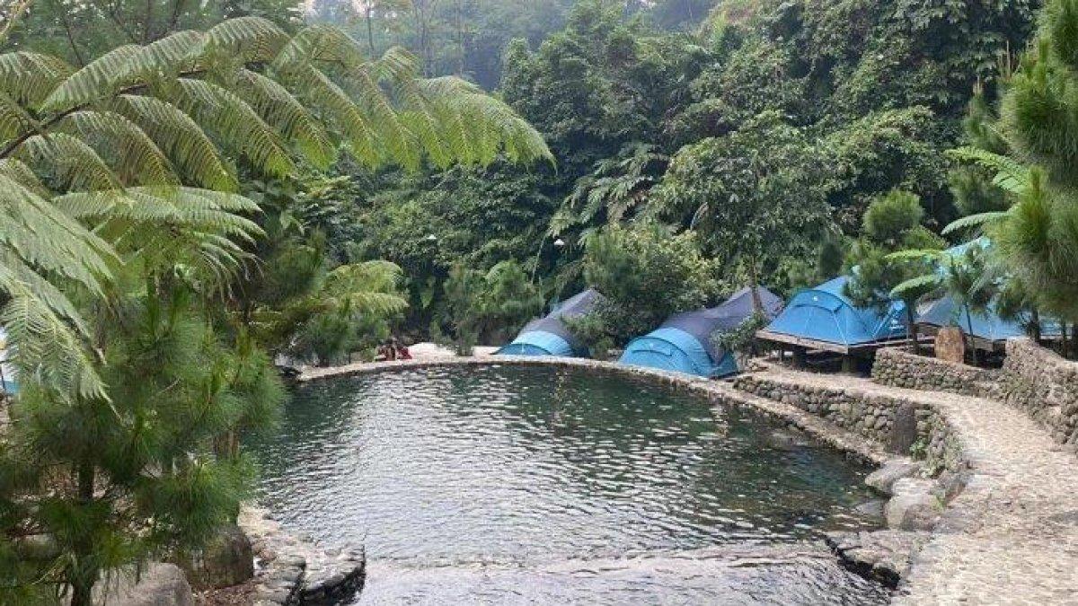 WISATA ALAM - Potret camping ground di Lembah Batu disadur dari TribunTravel pada Senin (3/3/2025). Lembah Batu berada di Bogor, Jawa Barat.