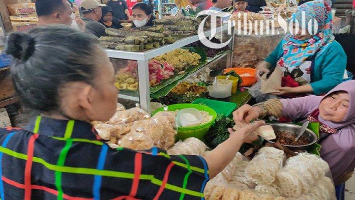 REKOMENDASI KULINER LEZAT: Lenjongan Yu Sum di Pasar Gede Solo yang digandrungi pecinta kuliner.