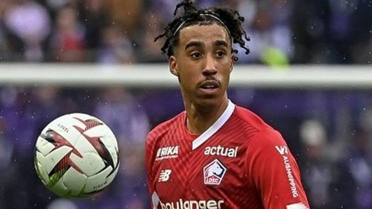 Leny Yoro pindah ke Manchester United