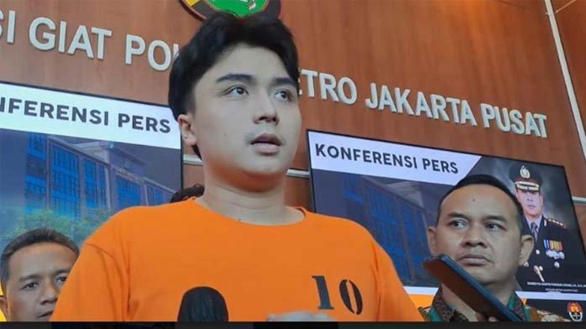 Leon Dozan mengenakan baju tahanan ketika dirilis di usai ditetapkan sebagai tersangka dugaan penganiayaan, di Polres Metro Jakarta Pusat, Jumat (17/11/2023)