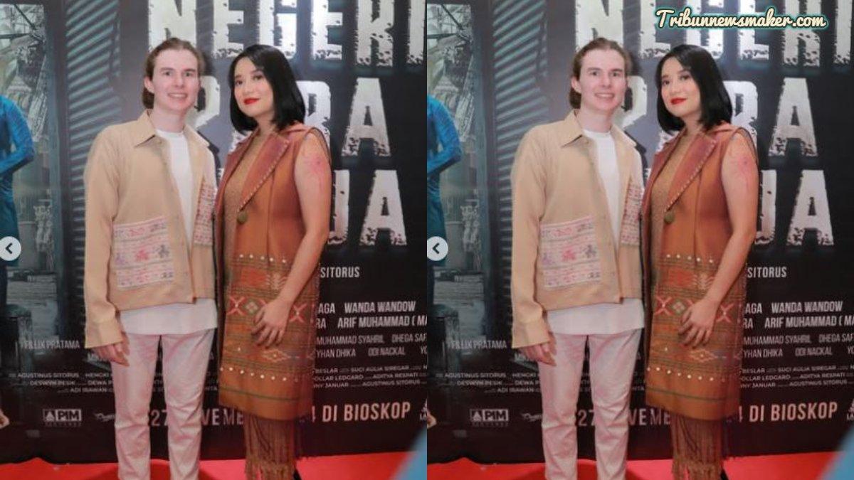 Leony dan Charles hadir di suatu acara.