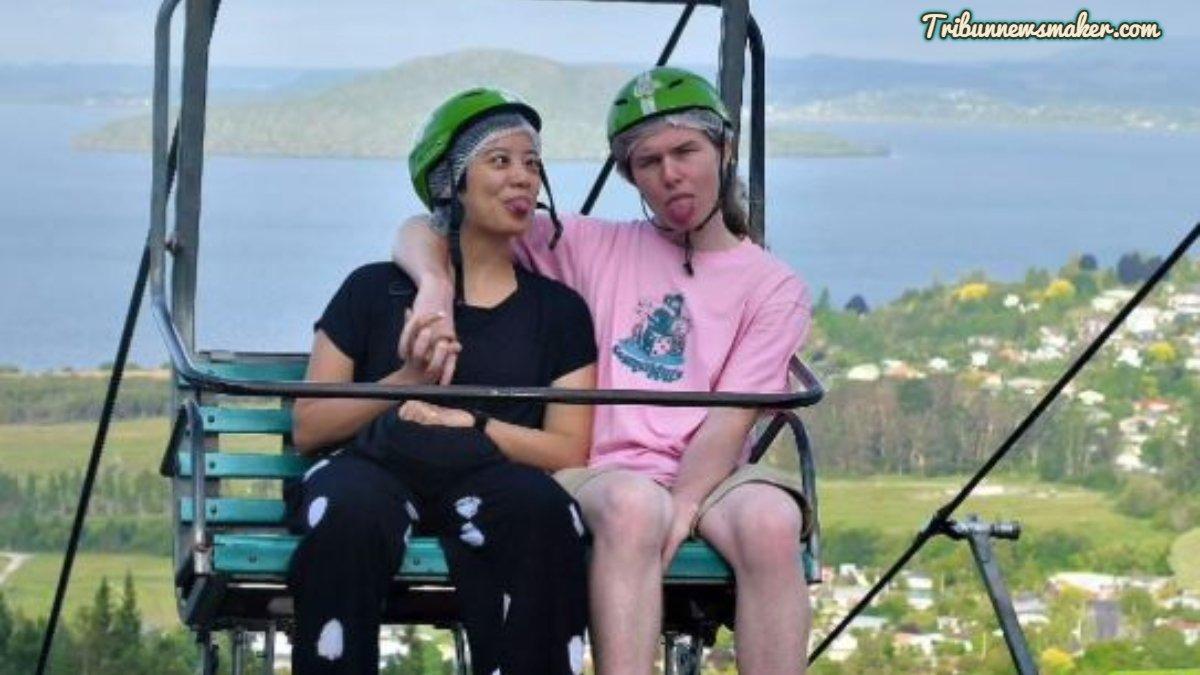 Leony dan Charles mesra