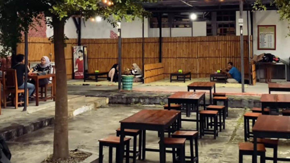 KULINER KHAS KLATEN: Situasi tempat makan di warung Mas Mbul yang luas dan nyaman