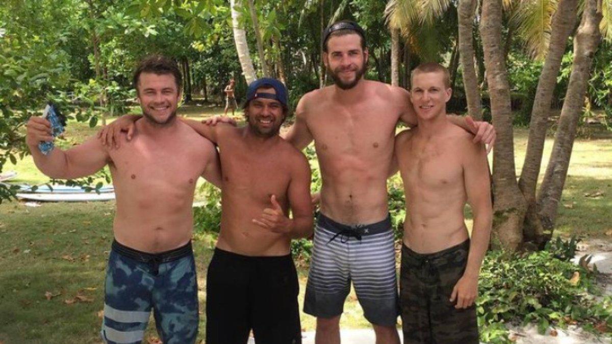 Liam Hemsworth efort liburan ke Indonesia buat main surfing