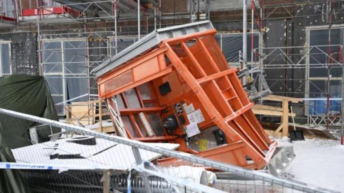 Lift tersebut jatuh ke tanah di lokasi konstruksi di Stockholm, Swedia, pada hari Senin.