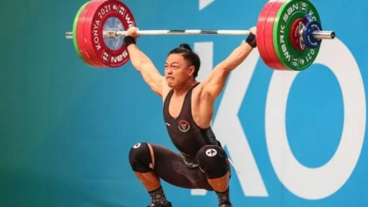 Lifter Indonesia Rahmat Erwin Abdullah sat melakukan angkatan saat berlaga pada cabang olahraga angkat besi kelas 81kg Islamic Solidarity Games 2021 di Konya, Turki, Sabtu (13/8/2022).