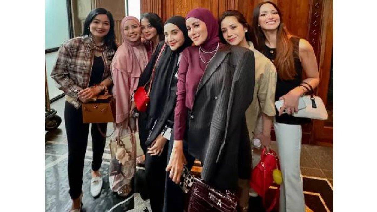 Lihat di sini detail tas mewah geng cendol saat makan siang bareng.