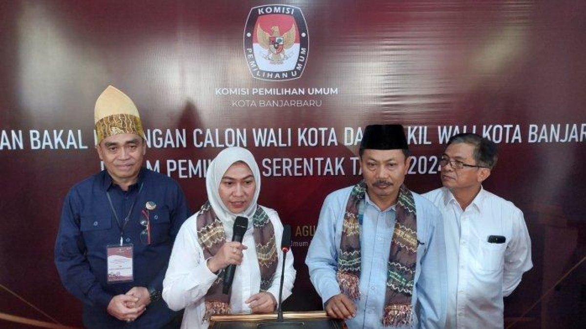 WALI KOTA BANJARBARU - Paslon Lisa-Wartono usai menyerahkan berkas pencalonan sebagai Wali Kota dan Wakil Wali Kota Banjarbaru di Kantor KPU Banjarbaru, Kamis (29/8/2024) lalu. Diketahui Mahkamah Konstitusi (MK) menolak permohonan sengketa hasil Pemungutan Suara Ulang (PSU) Pemilihan Wali Kota dan Wakil Wali Kota Banjarbaru 2024.