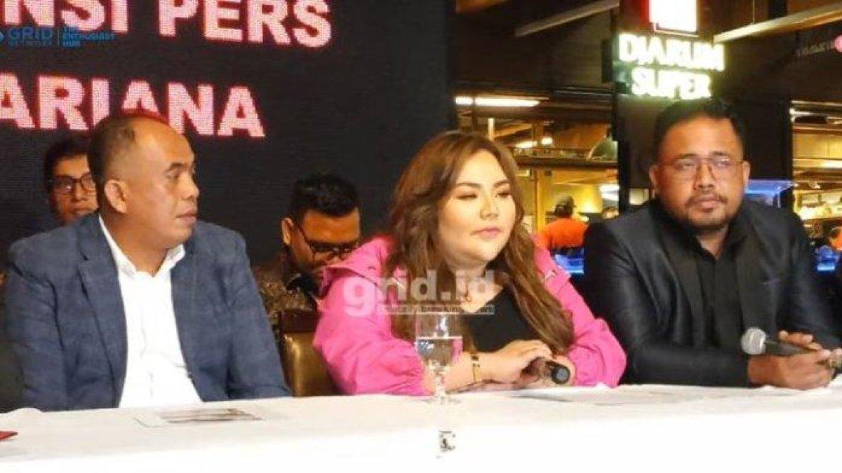 KONPERS LISA MARIANA - Gambar tangkap layar dari YouTube Grid.ID saat Lisa Mariana melakukan konferensi pers pada Jumat (11/4/2025). Lisa Mariana mengaku sudah menjalin hubungan pacaran dengan RIdwan Kamil sebelum terbang ke Palembang pada Juni 2021