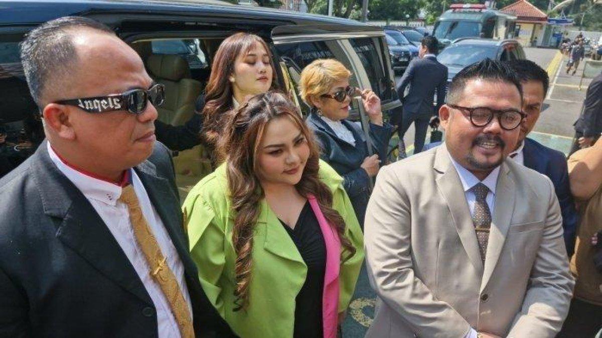 LISA MARIANA HADIR DI PN BANDUNG - Lisa Mariana tampak hadir di PN Bandung pada Rabu (28/5/2025). Ia hadiri sidang seusai jalani operasi bariatrik.