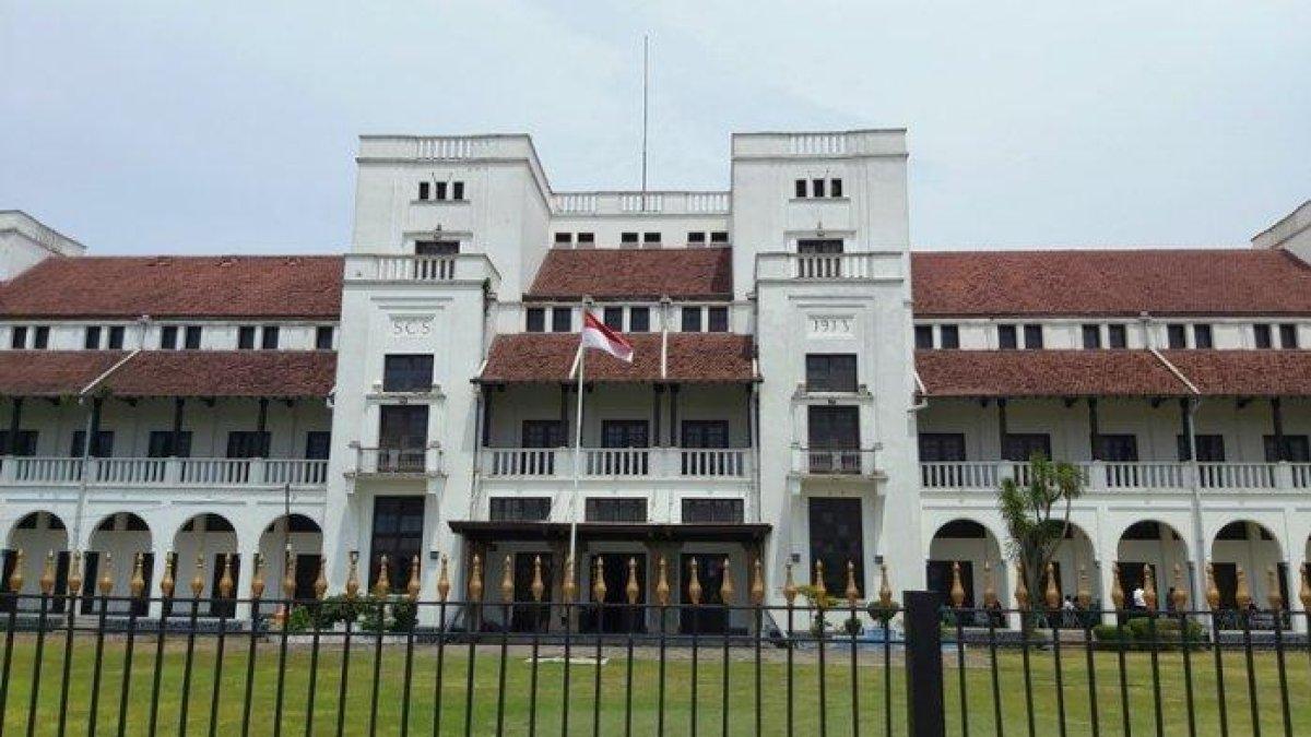 WISATA TEGAL - Potret Gedung Semarang Cheriboon Stroomtram Maatschappij (SCS) atau Gedung Birao Tegal disadur dari TribunJateng.com pada Senin (17/3/2025). Lokasi Gedung Birao tak jauh dari Alun-alun Tegal.