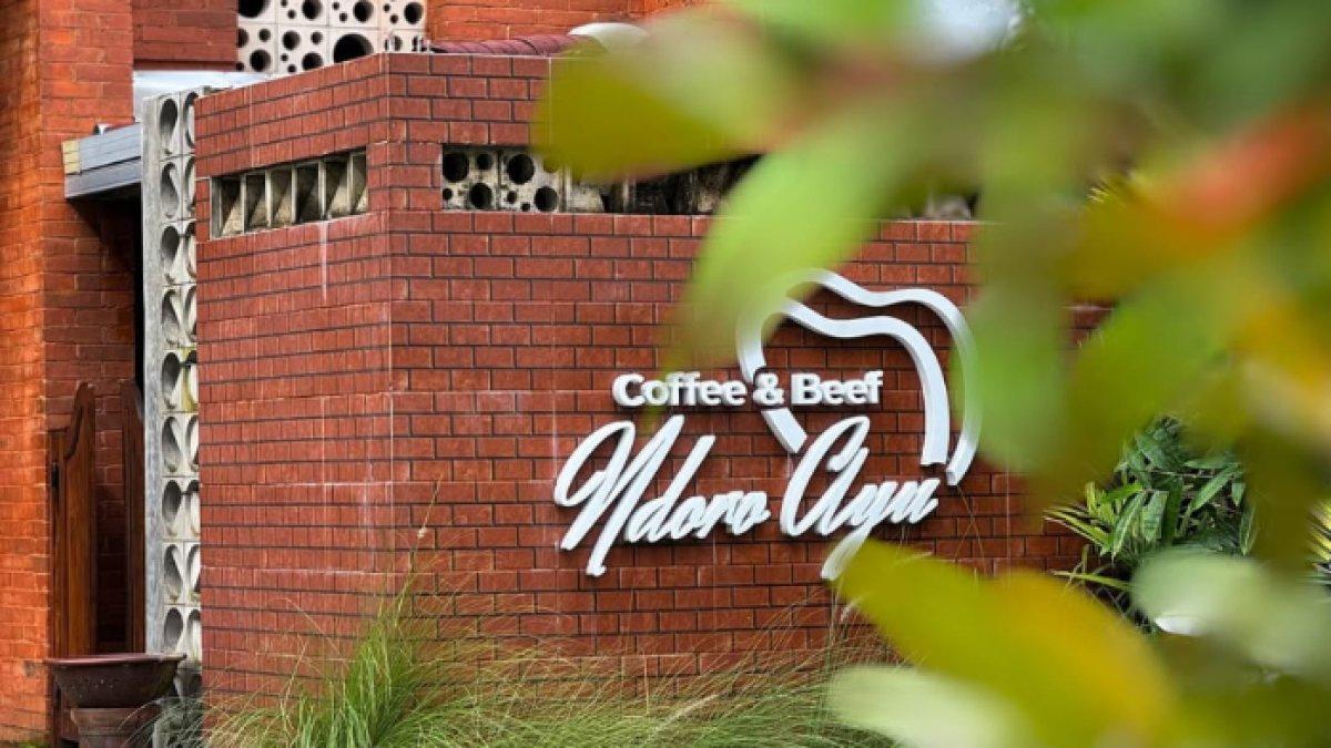REKOMENDASI TEMPAT NGOPI: Selamat datang di Coffee & Beef Ndoro Ayu!