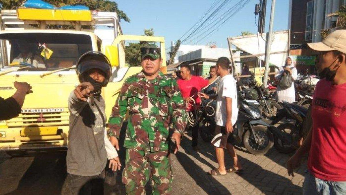 Lokasi laka beruntun tiga kendaraan di jalan Raya Pantura Besuki, Situbondo dan polisi saat melakukan olah TKP.