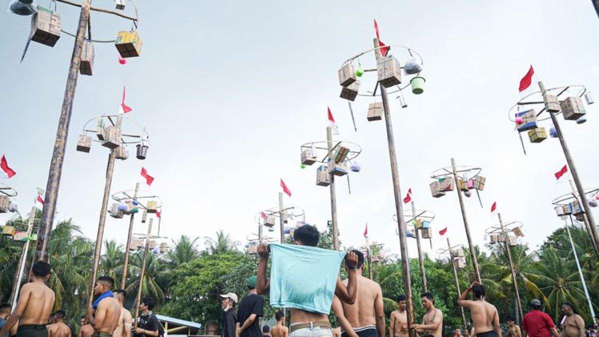 Lomba panjat pinang yang digelar Taman Impian Jaya Ancol untuk memeriahkan HUT ke-77 RI