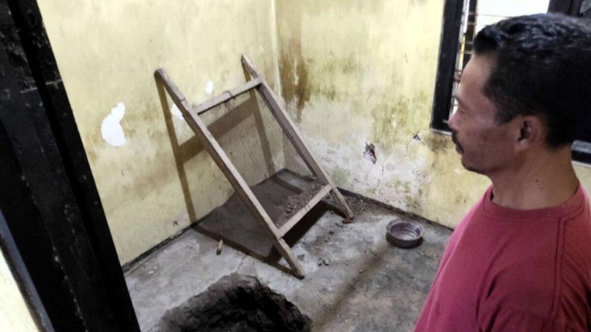 Subagyo menunjukkan lubang di lantai kamar rumah SH di mana Fitriani (21) ditemukan tinggal tulang belulang, Jumat (24/11/2023).