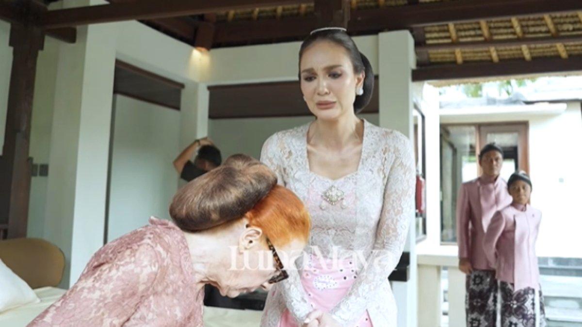 ACARA SUNGKEMAN LUNA - Potret Luna Maya dan keluarga diambil pada Kamis (8/5/2025). Luna Maya sempat berdebat kecil dengan ibunya, Desa Maya.