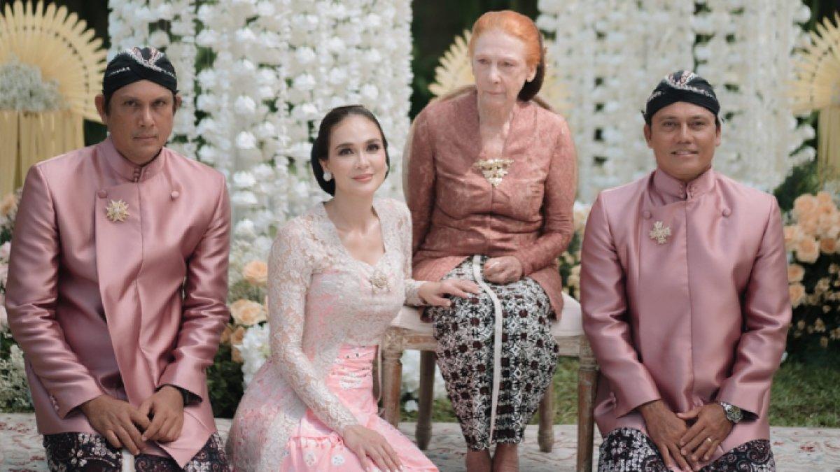 ACARA SUNGKEMAN LUNA - Potret Luna Maya dan keluarga diambil pada Kamis (8/5/2025). Luna Maya sempat berdebat kecil dengan ibunya.