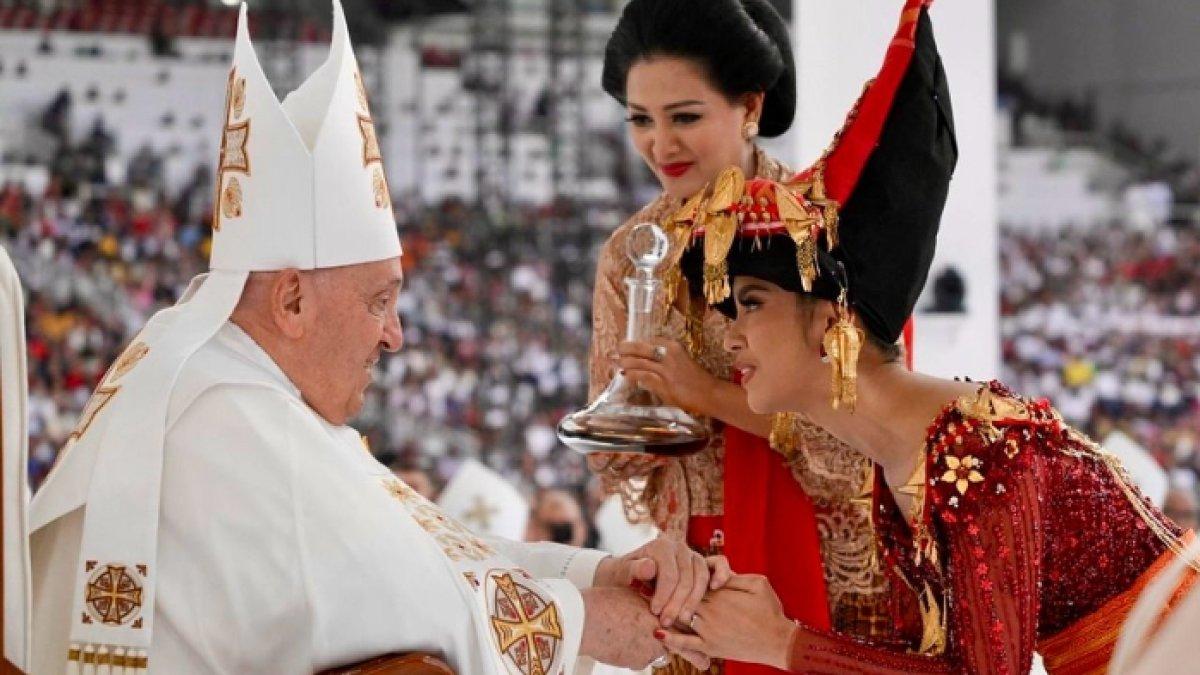 PAUS FRANSISKUS WAFAT - Potret Lyodra Ginting bersama Paus Fransiskus diambil dari Instagram pada Senin (21/4/2025). Lyodra Ginting berduka atas kepergian Paus Fransiskus.
