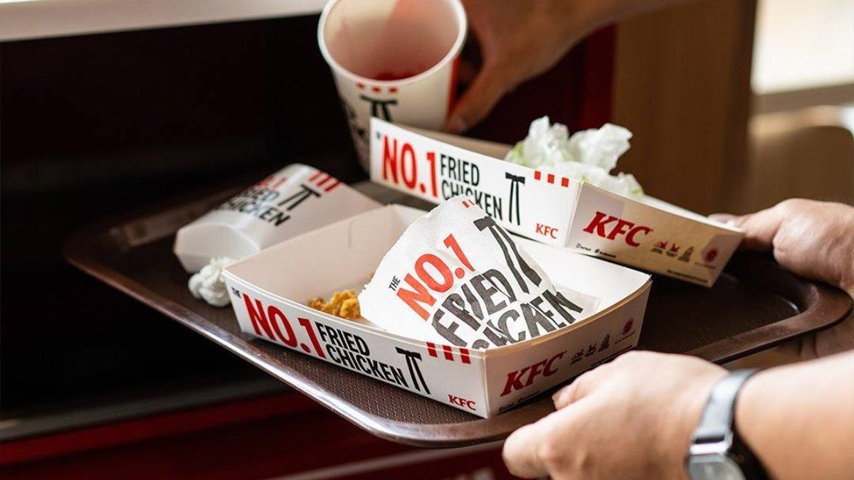 MAKANAN SISA - Ilustrasi sisa makanan KFC diunduh dari Facebook.com pada Minggu (9/2/2025). Seorang mahasiswi memungut sisa makanan KFC karena kelaparan.
