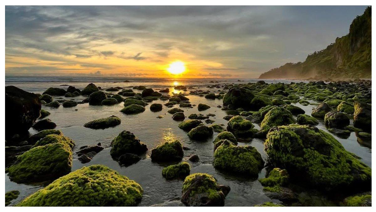Pemandangan matahari terbenam di Pantai Menganti, Kebumen