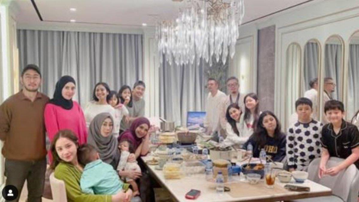 MENU SAHUR ARTIS - Raffi Ahmad dan keluarganya sahur bersama.