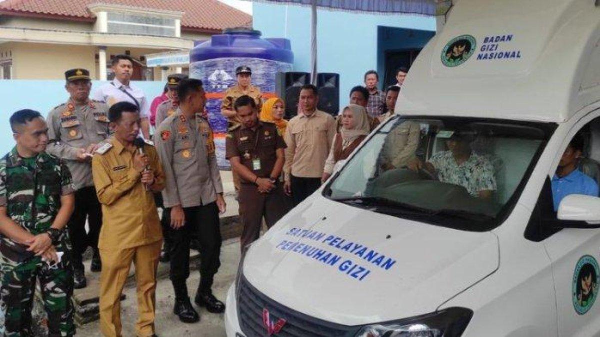 MBG DI DEMAK - Peluncuran makan makan bergizi gratis perdana di Desa Mlekang, Kecamatan Gajah, Kabupaten Demak, Senin (24/2/2025). Pada tahap awal ini, program tersebut menyasar sekira 3.381 siswa.