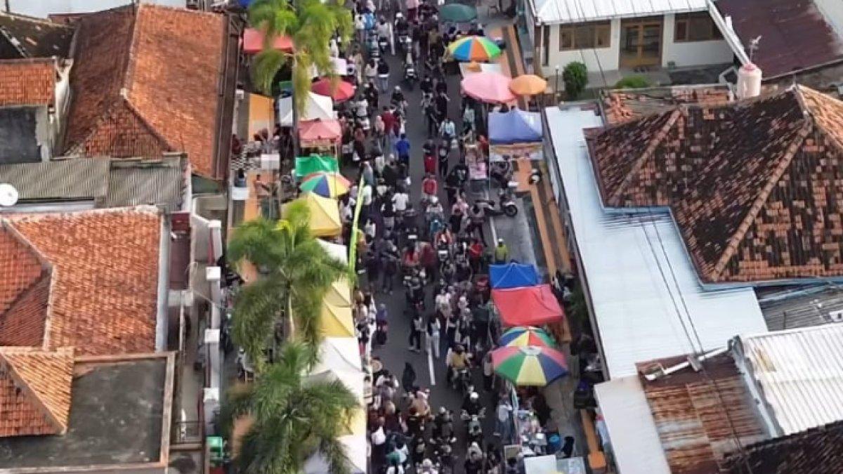 REKOMENDASI KULINER KLATEN: Keramaian di Kampung Ramadhan Mlinjon Klaten yang penuh dengan pengunjung menambah semarak suasana ngabuburit khas Ramadhan