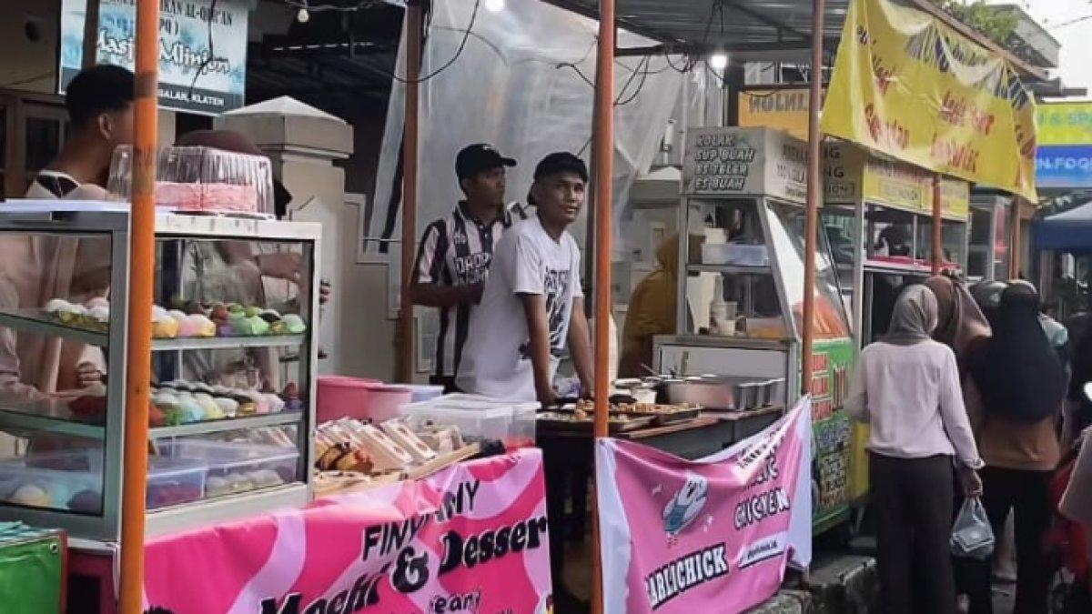 REKOMENDASI KULINER KLATEN: Deretan pedagang yang menawarkan berbagai hidangan berbuka puasa, di Kampung Ramadhan Mlinjon Klaten