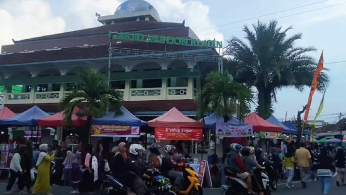 REKOMENDASI KULINER KLATEN: Suasana di sekitar Masjid Mlinjon Klaten yang menjadi pusat kegiatan Kampung Ramadhan Mlinjon