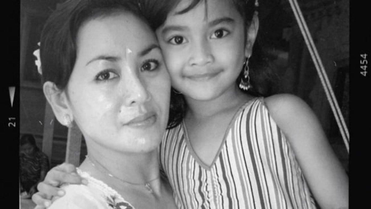 Mahalini ketika berfoto bersama sang ibunda.