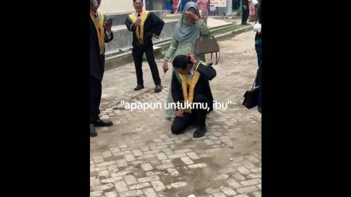 Mahasiswa yang meminta Ibunya memotong rambut gondrongnya saat wisuda (1)