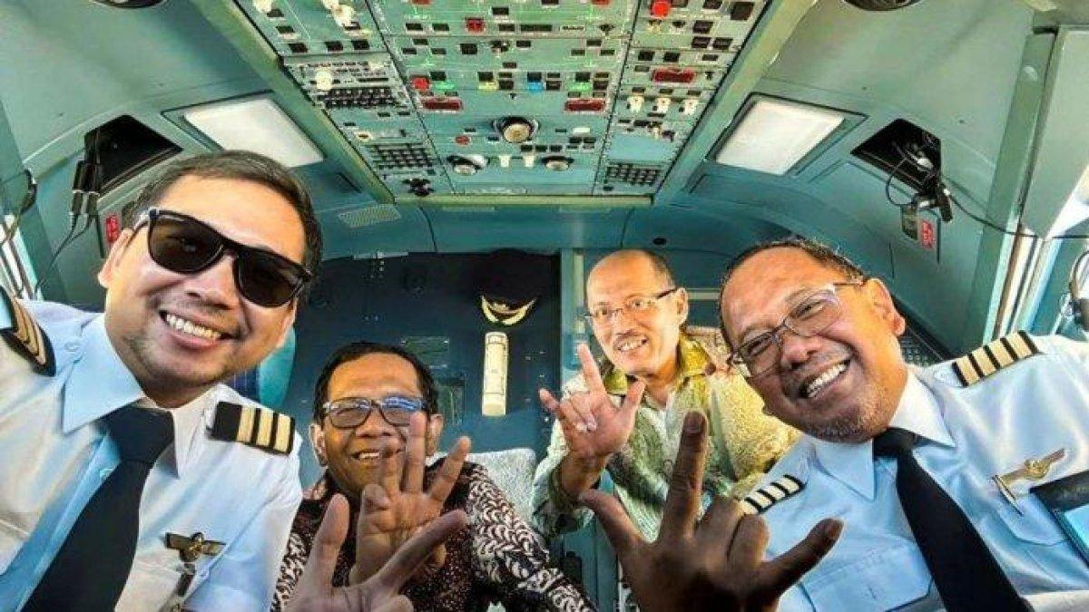 Mahfud MD pose tiga jari dengan pilot