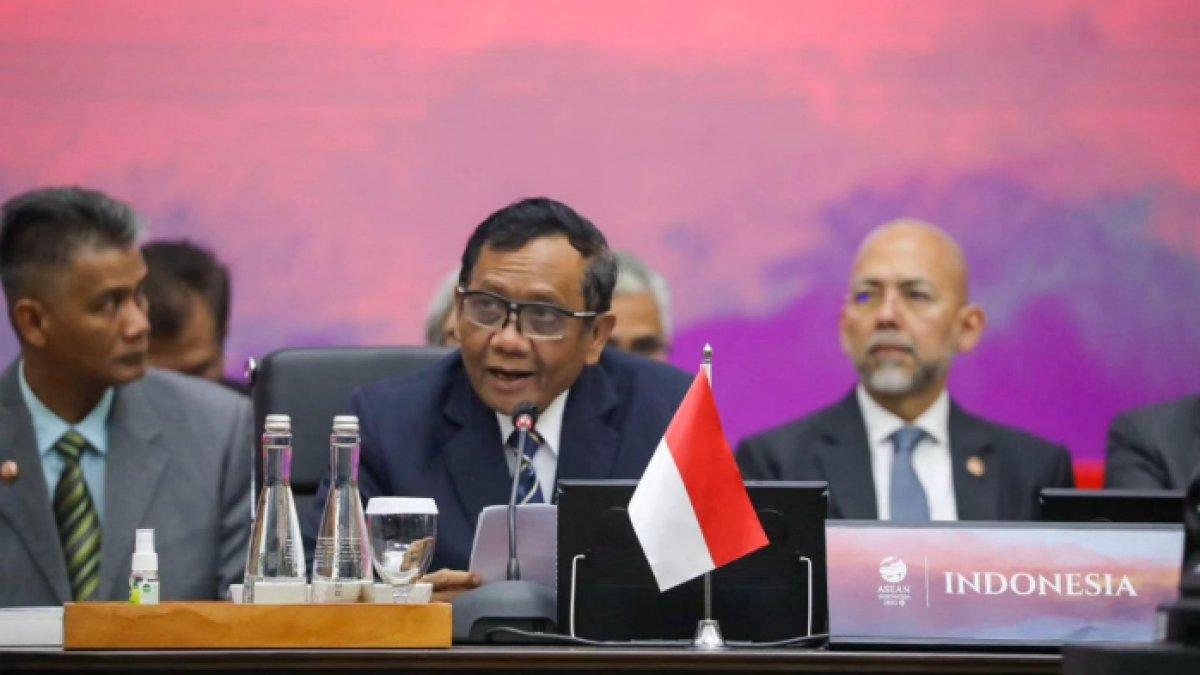 Mahfuz MD (tengah) saat memimpin sidang ke-27 ASEAN Political Security Community (APSC) Council di Sekretariat ASEAN, Jakarta.