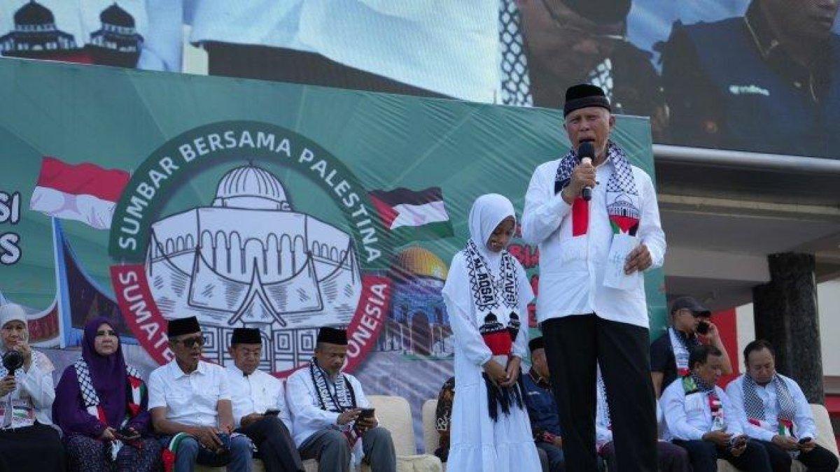 100 HARI KERJA - Gelombang dukungan untuk Palestina terus bergema di Sumatera Barat. Ribuan warga dari berbagai elemen masyarakat memadati halaman Kantor Gubernur Sumatera Barat, Jalan Sudirman Kota Padang, Minggu (4/5/2025) kemarin. Mereka menyampaikan aspirasi dan menunjukkan solidaritas terhadap perjuangan rakyat Palestina.