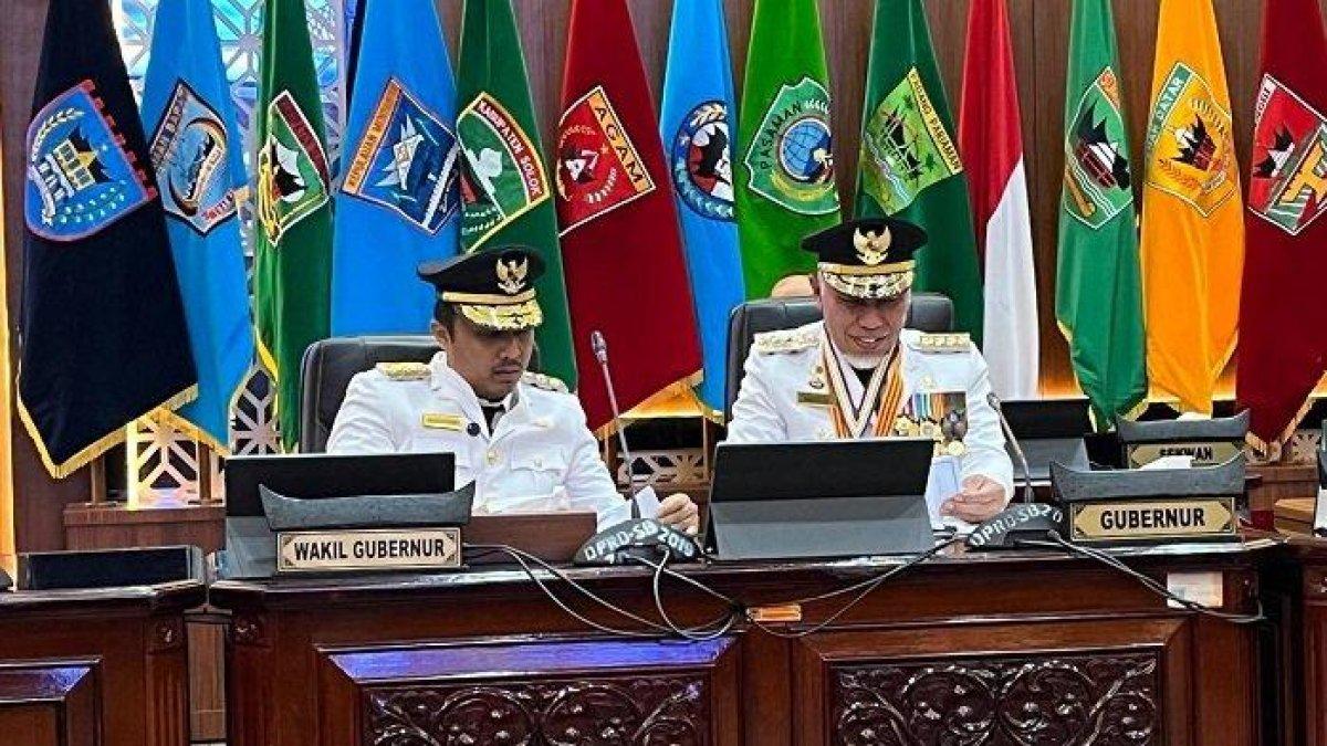 100 HARI KERJA - Gubernur Sumatera Barat (Sumbar) Mahyeldi menyampaikan pidato perdana selalu gubernur periode 2025-2030 di rapat paripurna DPRD, Senin (3/3/2025). Pada rapat paripurna ini, Mahyeldi didampingi wakilnya Vasko Ruseimy.