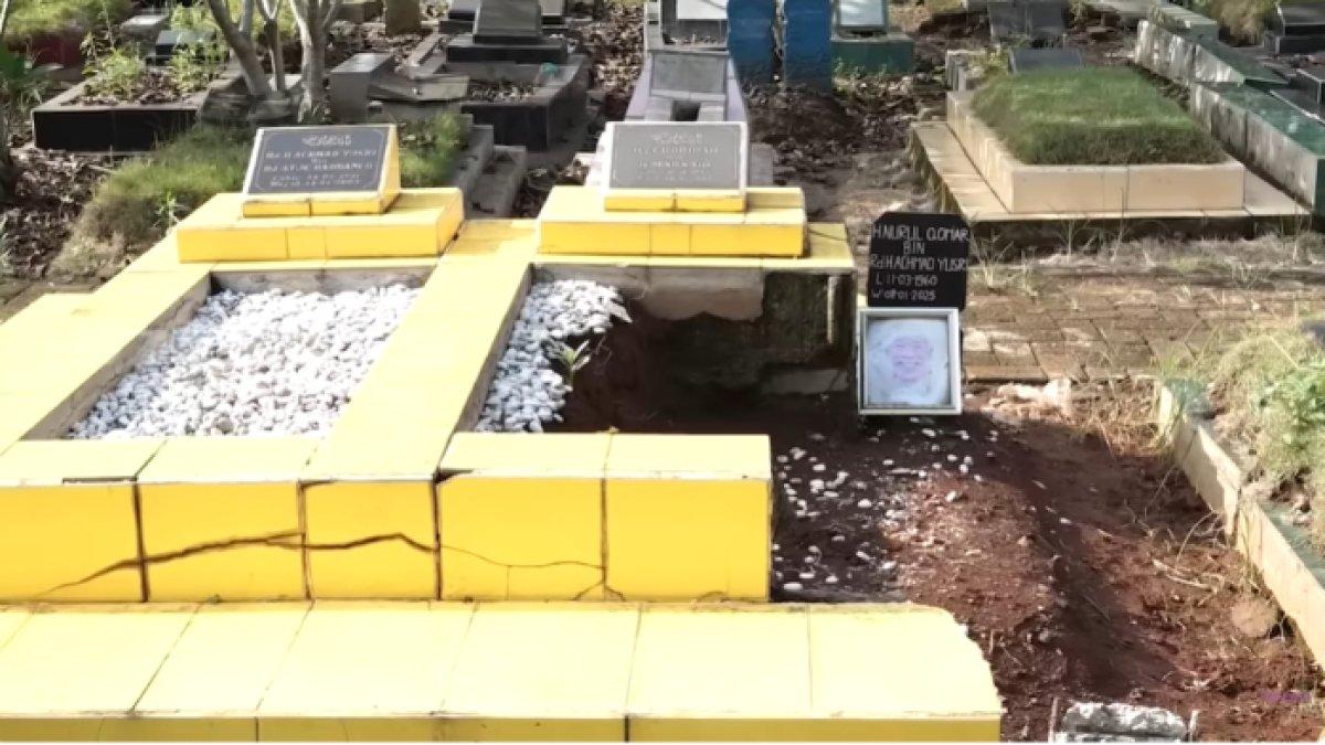 KONDISI MAKAM - Potret makam Nurul Qomar diambil dari YouTube pada Sabtu (24/5/2025). Makam Nurul Qomar diisukan amblas.