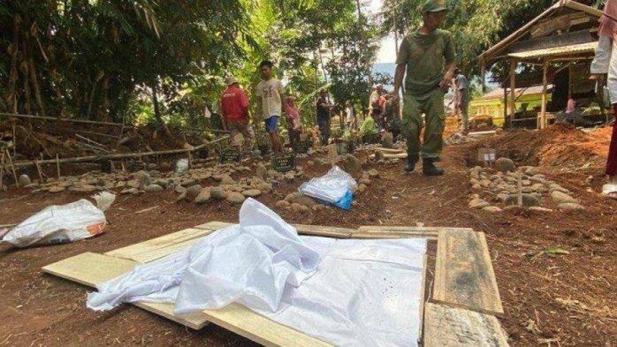 Makam guru ngaji bernama Mariam masih utuh dan tercium aroma wangi saat dibongkar, warga takjub