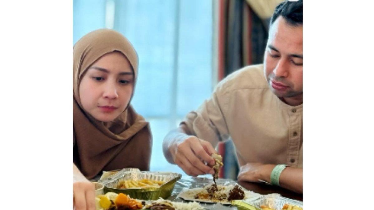 Makan siang Raffi Ahmad saat ibadah haji.