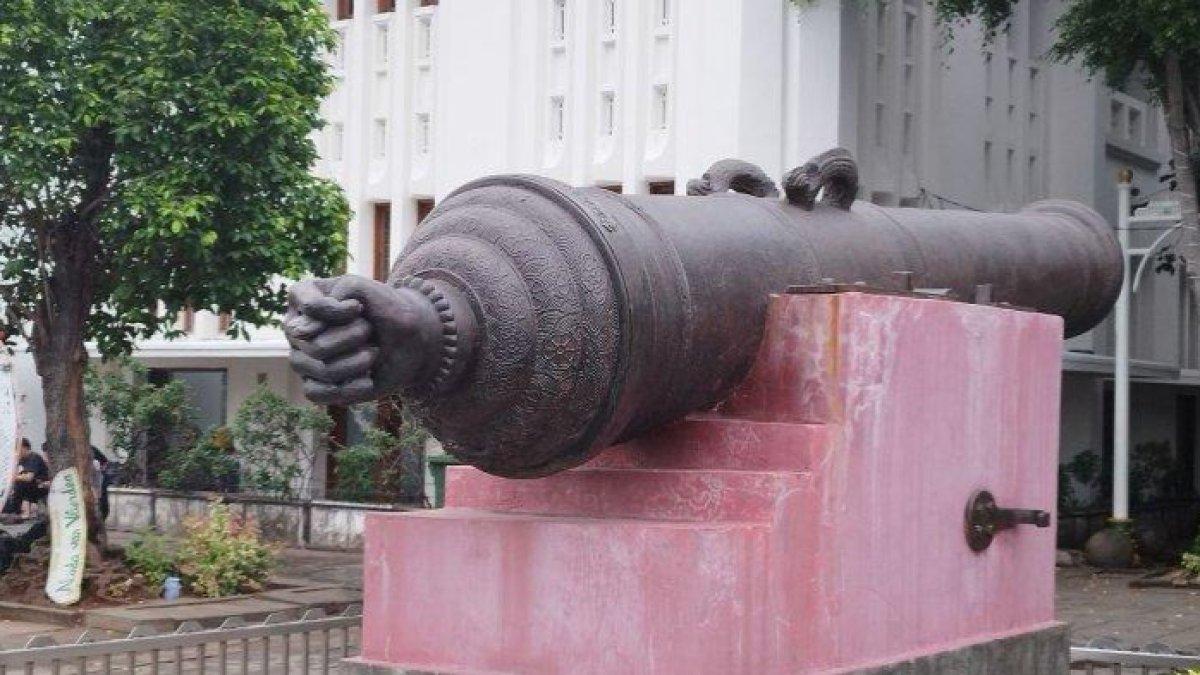 Makna jempol terjepit di meriam di Kawasan Kota Tua Jakarta, sempat viral dan dianggap tak senonoh, ternyata punya makna mendalam