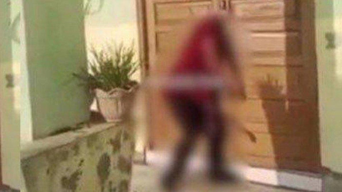 Maling kepalanya terjepit pintu