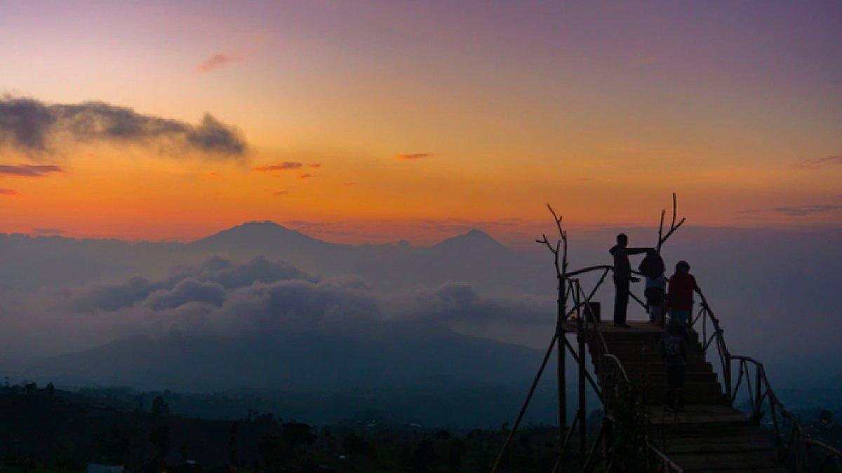 WISATA SERU - Potret Mangli Sky View disadur dari Kompas.com pada Kamis (10/4/2025). Mangli Sky View berada di Magelang, Jawa Tengah.