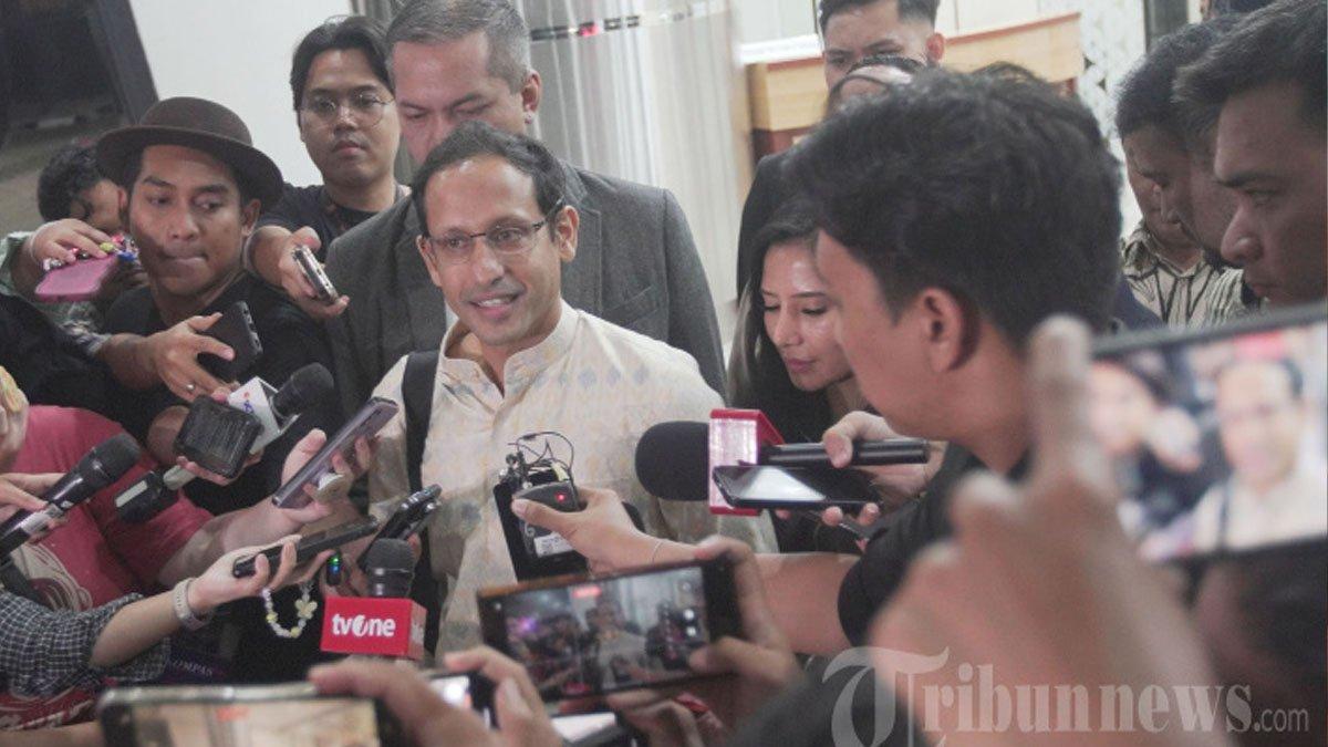 NADIEM MAKARIM DIPERIKSA - Mantan Mendikbudristek Nadiem Makarim usai mejalani pemeriksaan di Gedung Jampidsus Kejaksaan Agung (Kejagung), Jakarta Selatan, Senin (23/6/2025). Nadiem Makarim diperiksa terkait kasus dugaan korupsi pengadaan laptop Chromebook senilai Rp 9,9 triliun. Usai menjalani pemeriksaan kurang lebih selama 12 jam Nadiem mengatakan bahwa kedatangannya untuk diperiksa sebagai saksi adalah untuk memenuhi tanggung jawabnya sebagai warga negara Indonesia yang patuh pada proses hukum.