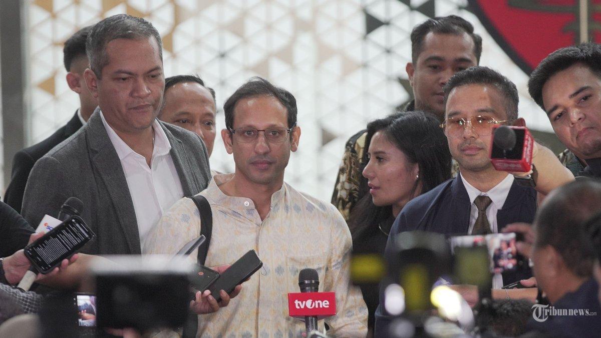 NADIEM MAKARIM DIPERIKSA - Mantan Mendikbudristek Nadiem Makarim setelah mejalani pemeriksaan di Gedung Jampidsus Kejaksaan Agung (Kejagung), Jakarta Selatan, Senin (23/6/2025). Nadiem Makarim diperiksa terkait kasus dugaan korupsi pengadaan laptop Chromebook senilai Rp 9,9 triliun. Usai menjalani pemeriksaan kurang lebih selama 12 jam Nadiem mengatakan bahwa kedatangannya untuk diperiksa sebagai saksi adalah untuk memenuhi tanggung jawabnya sebagai warga negara Indonesia yang patuh pada proses hukum.