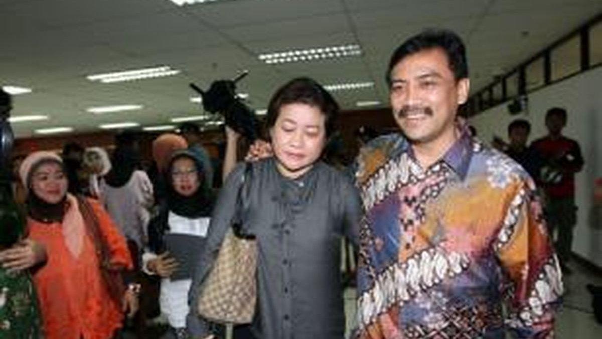 FOTO ANDI MALLARANGENG - Mantan Menteri Pemuda dan Olah Raga Andi Mallarangeng (kanan) berpelukan dengan istrinya Vitri Cahyaningsih (kiri) saat menjalani persidangan dengan agenda pembacaan putusan di Pengadilan Tindak Pidana Korupsi, Jakarta, Jumat (18/7/2014). Andi sebelumnya dituntut 10 tahun penjara dengan denda Rp 300 Juta subsider karena diduga terlibat dalam kasus korupsi proyek Hambalang.
