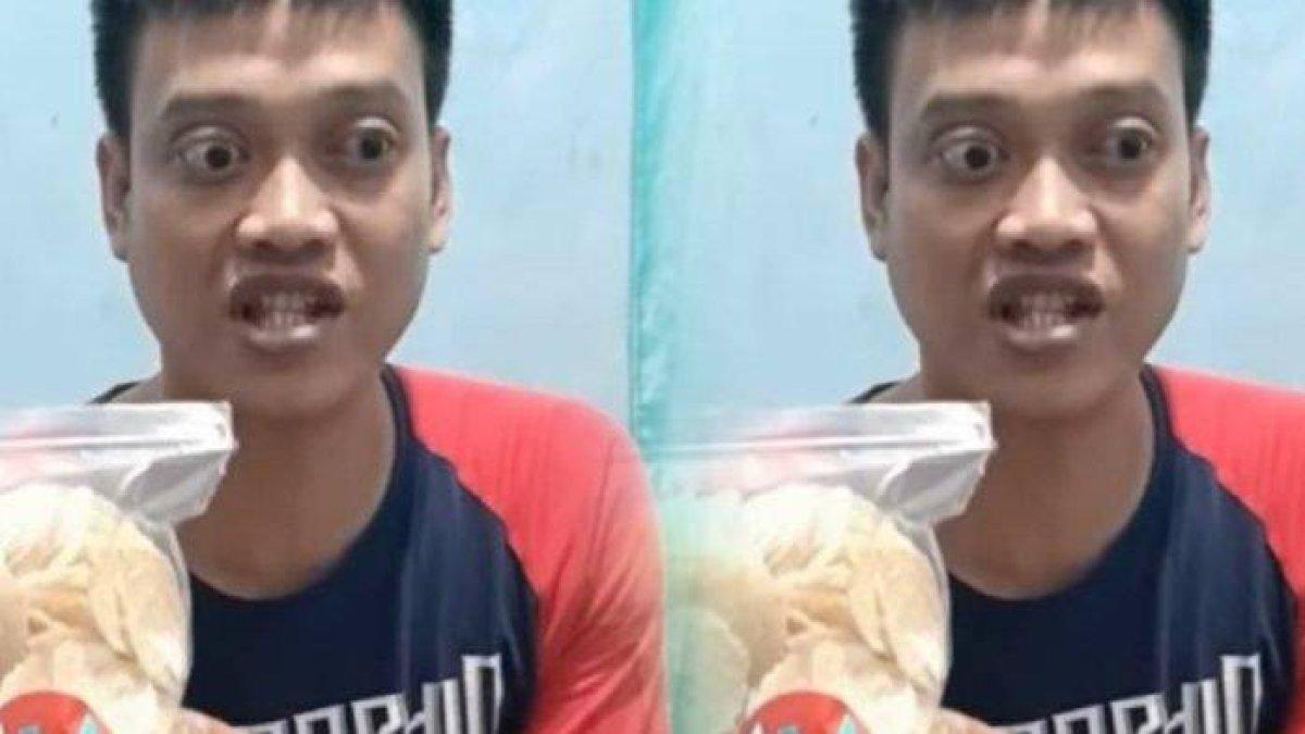 Mantan kiper timnas Indonesia, dulu berjaya, Kurnia Meiga kini berjualan kripik emping