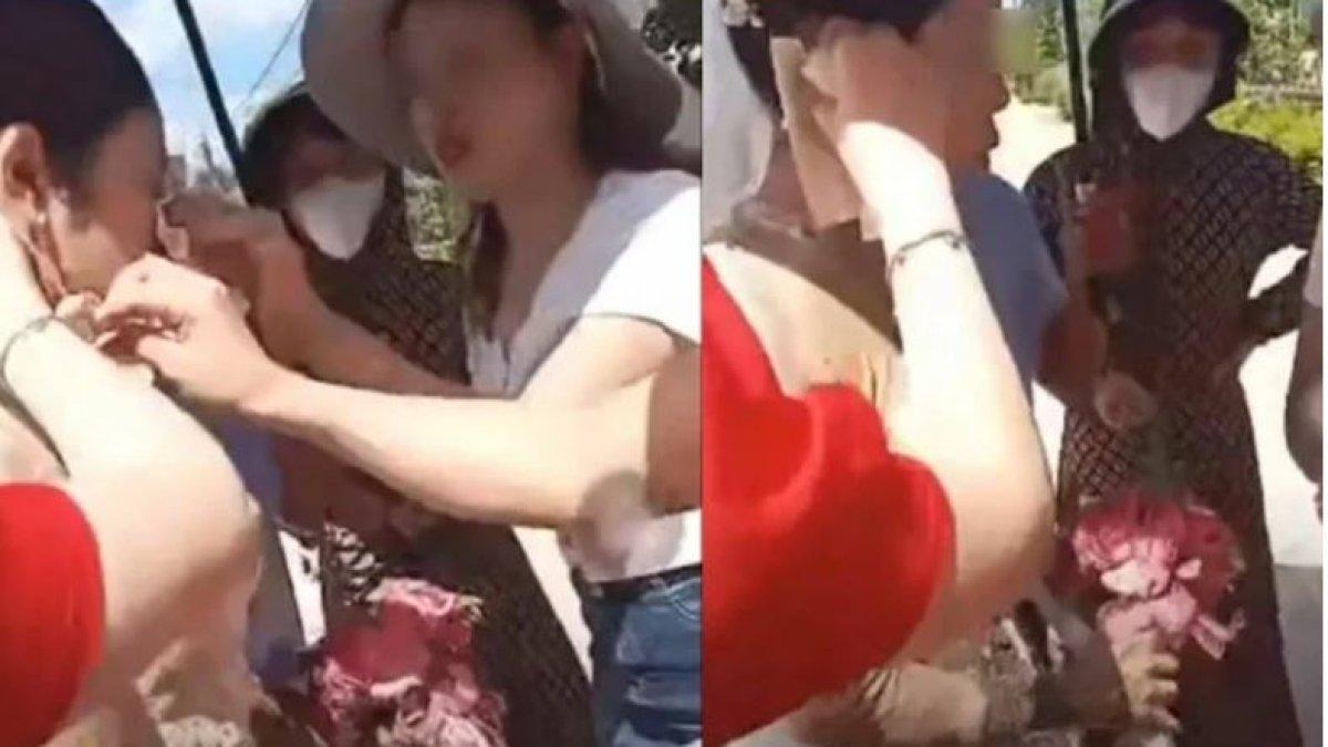 Mantan pacar mempelai pria datang lemparkan tanah liat.