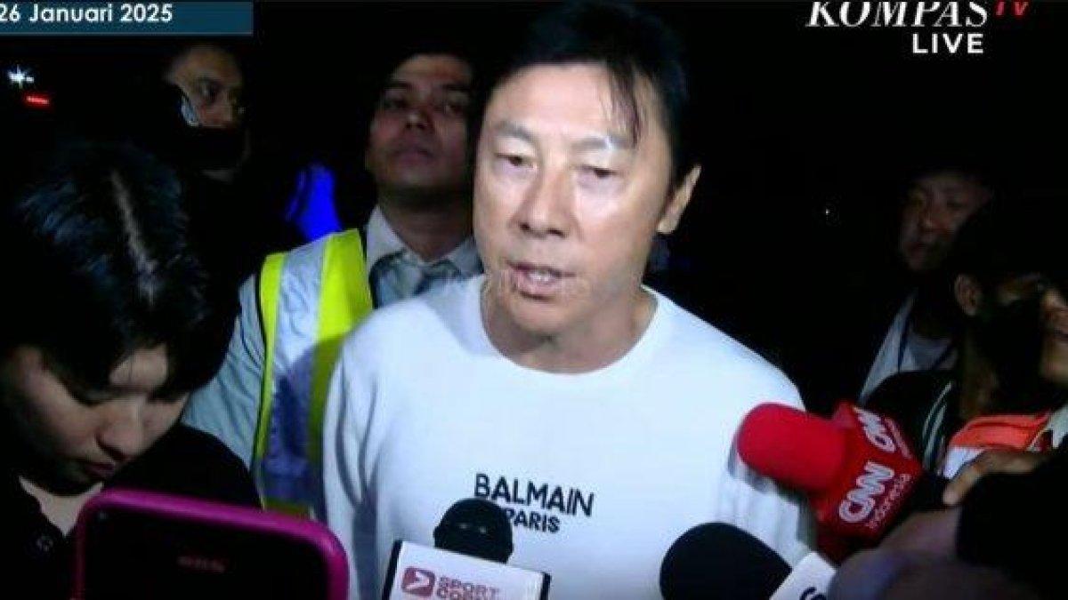 SHIN TAE-YONG: Mantan pelatih Timnas Indonesia, Shin Tae-yong, mengajak mendukung Timnas Indonesia. Pernyataan itu disampaikan pada acara nonton bareng di kawasan Gelora Bung Karno, pada Kamis (20/3/2025). Kompas TV menayangkan cuplikan video nonton bareng Shin Tae-yong bersama suporter Timnas Indonesia. Timnas Indonesia menderita kekalahan 1-5 atas Australia pada laga lanjutan Grup C Kualifikasi Piała Dunia 2026 Zona Asia