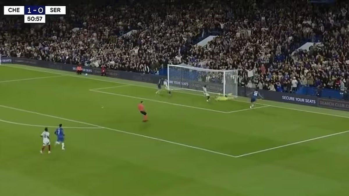 Kiper lawan buru-buru kembali ke gawangnya dan berhasil menghalau bola telat dari Marc Guiu.