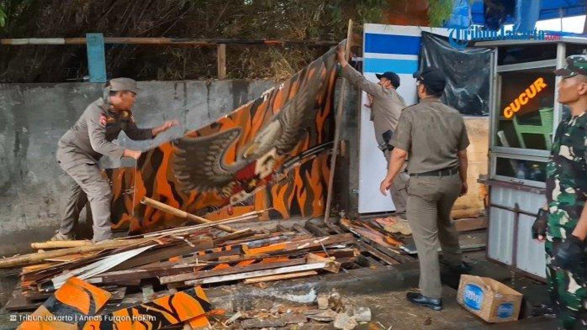 TEMUAN POLISI - Markas organisasi masyarakat (ormas) dibongkar jajaran Satreskrim Polres Metro Jakarta Selatan, Senin (19/5/2025). Sejumlah senjata tajam ditemukan saat polisi membongkar dua markas ormas di kawasan Pasar Minggu dan Kemang, Jakarta Selatan.